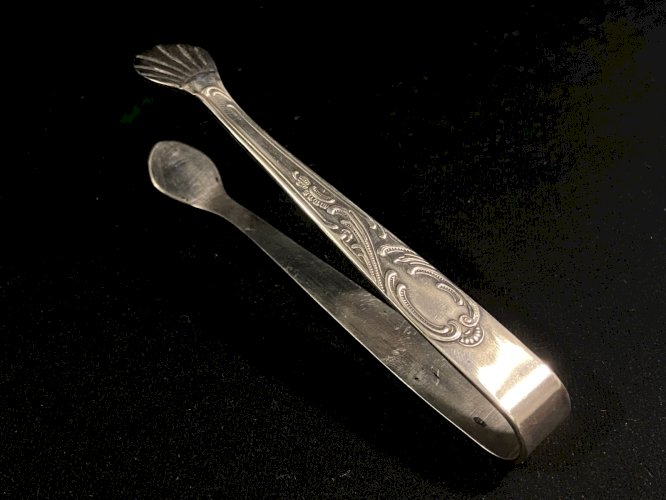 Pince à sucre en métal argenté décor coquille de style Louis XV