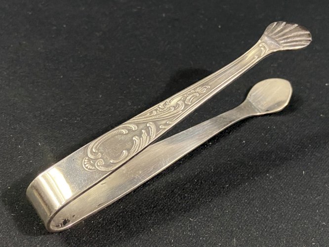 Pince à sucre en métal argenté décor coquille de style Louis XV