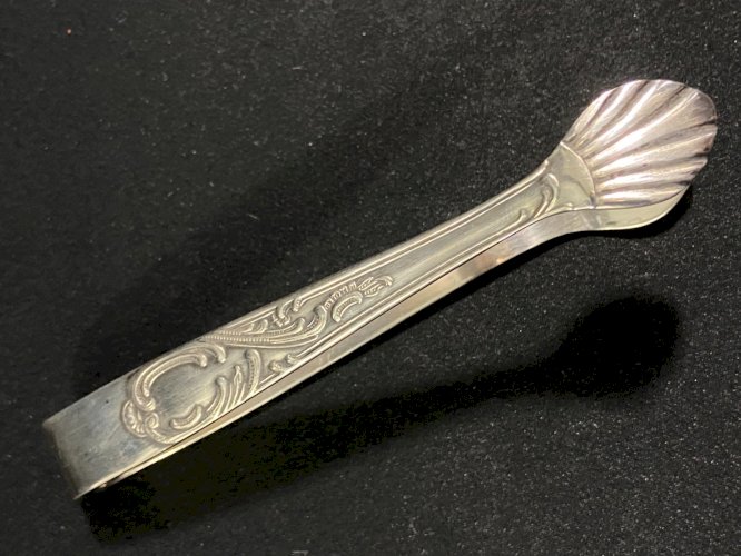 Pince à sucre en métal argenté décor coquille de style Louis XV