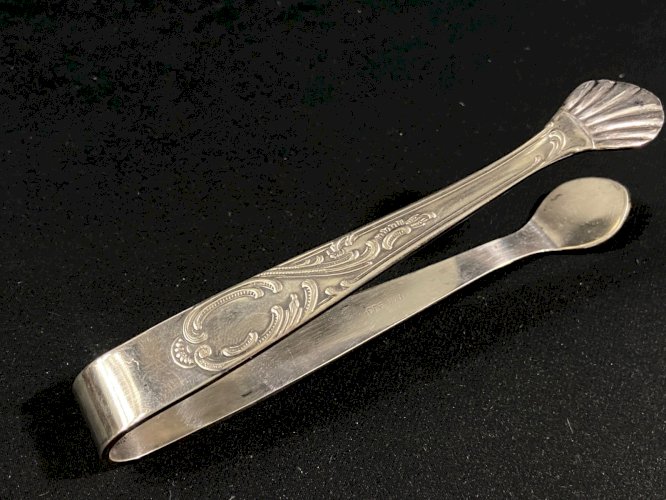 Pince à sucre en métal argenté décor coquille de style Louis XV