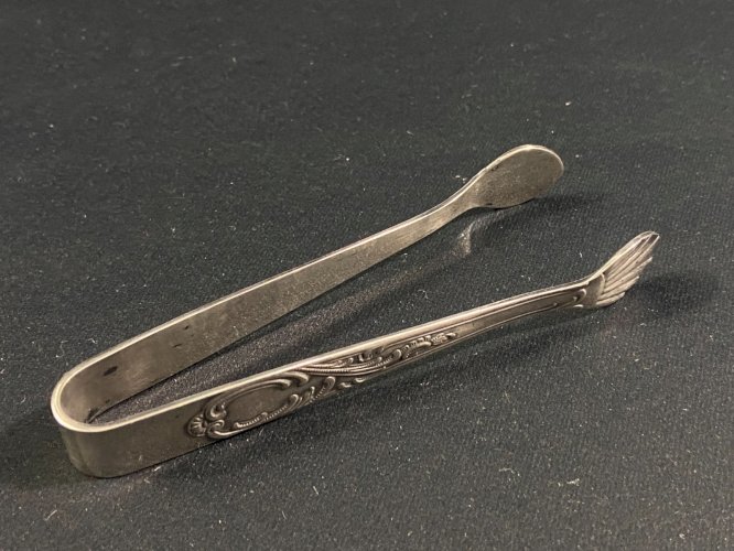 Pince à sucre en métal argenté décor coquille de style Louis XV