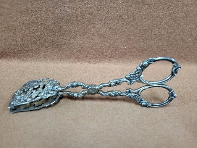 PINCE A SUCRE OU PINCE A GLACONS EN METAL ARGENTE
