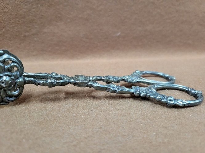 PINCE A SUCRE OU PINCE A GLACONS EN METAL ARGENTE
