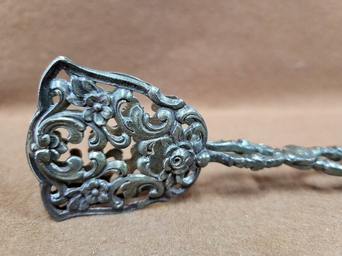 PINCE A SUCRE OU PINCE A GLACONS EN METAL ARGENTE
