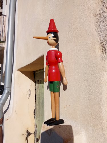 Pinocchio en bois fabrication Tonna Italy