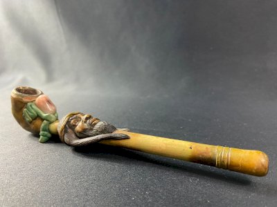 Pipe à décor de personnage barbu incrustée de pierre Amérique du sud