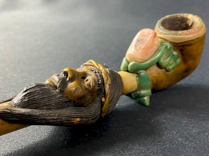 Pipe à décor de personnage barbu incrustée de pierre Amérique du sud