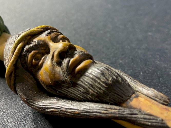 Pipe à décor de personnage barbu incrustée de pierre Amérique du sud