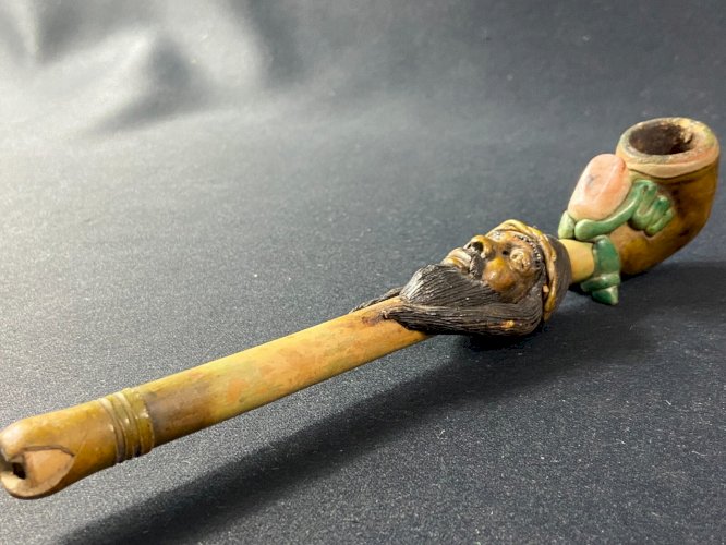 Pipe à décor de personnage barbu incrustée de pierre Amérique du sud