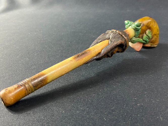 Pipe à décor de personnage barbu incrustée de pierre Amérique du sud