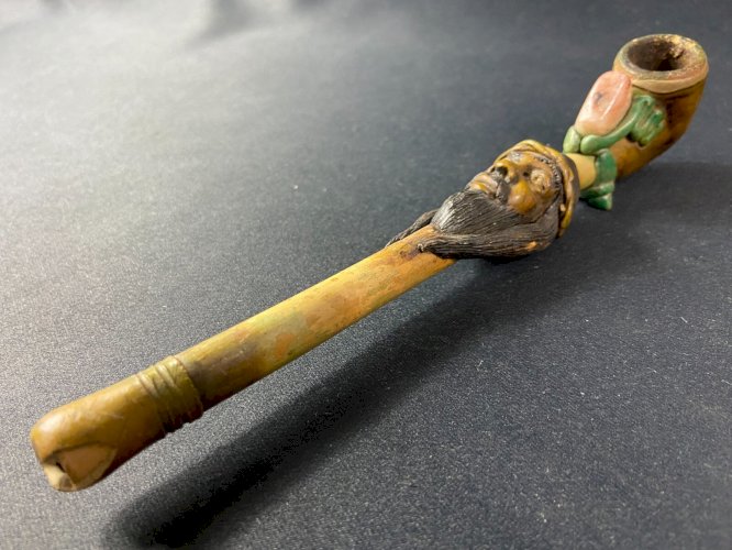 Pipe à décor de personnage barbu incrustée de pierre Amérique du sud