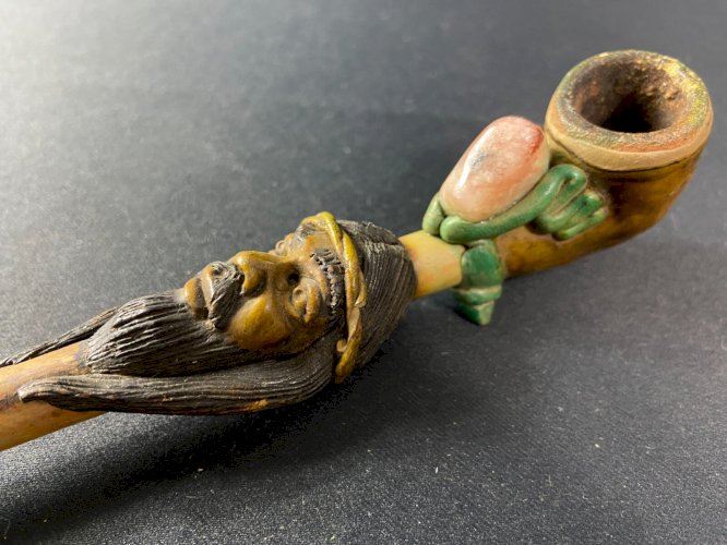 Pipe à décor de personnage barbu incrustée de pierre Amérique du sud