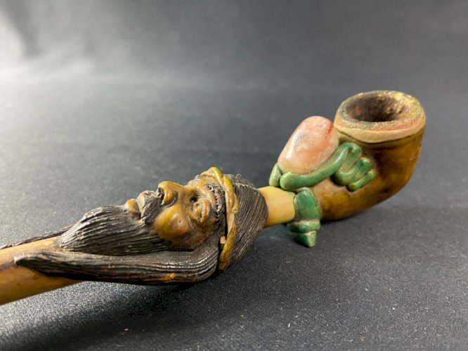 Pipe à décor de personnage barbu incrustée de pierre Amérique du sud