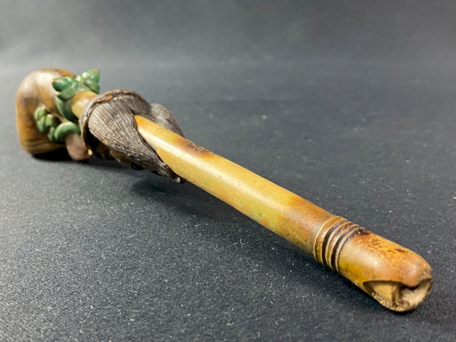 Pipe à décor de personnage barbu incrustée de pierre Amérique du sud