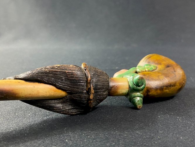 Pipe à décor de personnage barbu incrustée de pierre Amérique du sud