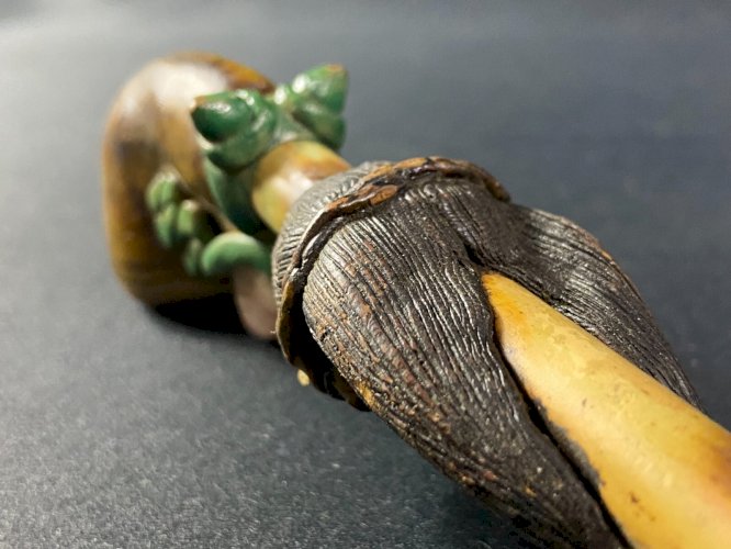 Pipe à décor de personnage barbu incrustée de pierre Amérique du sud