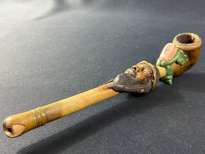 Pipe à décor de personnage barbu incrustée de pierre Amérique du sud