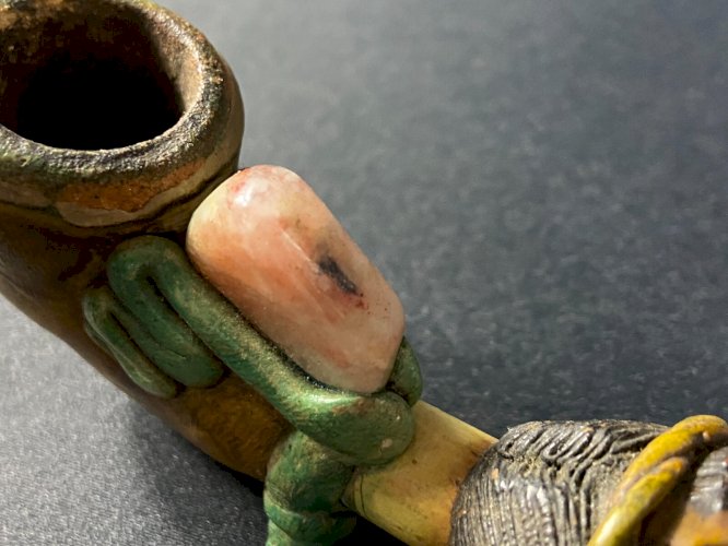 Pipe à décor de personnage barbu incrustée de pierre Amérique du sud