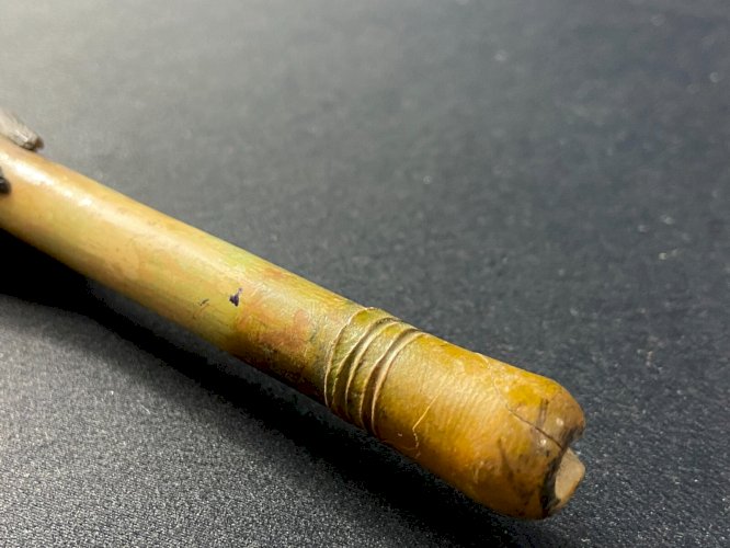 Pipe à décor de personnage barbu incrustée de pierre Amérique du sud