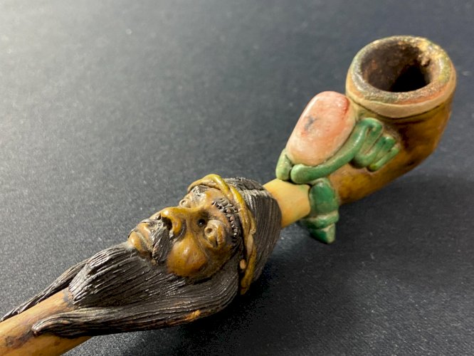 Pipe à décor de personnage barbu incrustée de pierre Amérique du sud