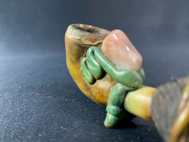 Pipe à décor de personnage barbu incrustée de pierre Amérique du sud