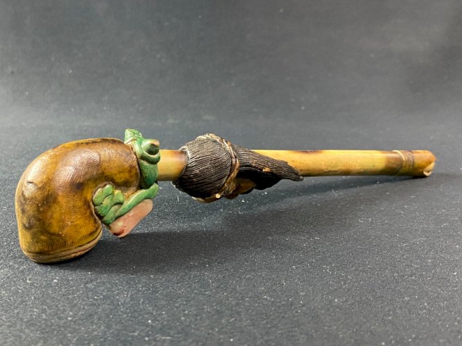 Pipe à décor de personnage barbu incrustée de pierre Amérique du sud