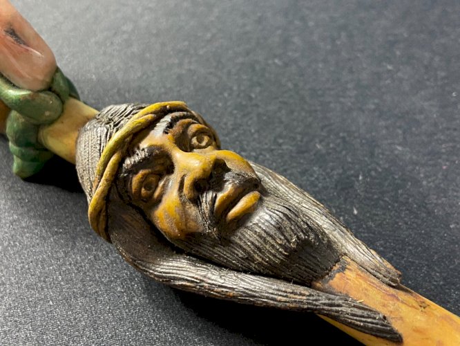 Pipe à décor de personnage barbu incrustée de pierre Amérique du sud