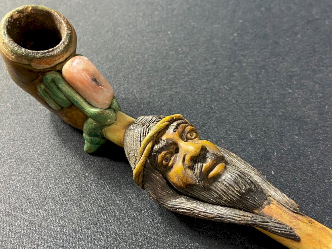 Pipe à décor de personnage barbu incrustée de pierre Amérique du sud