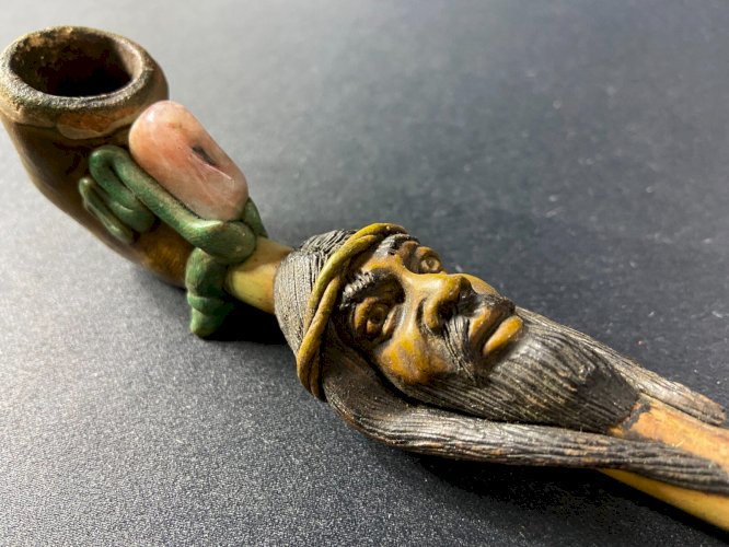 Pipe à décor de personnage barbu incrustée de pierre Amérique du sud