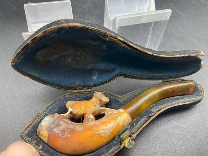 pipe fume cigarette en écume de mer sculptée     "chien "