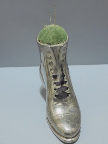 - PIQUE AIGUILLES COUTURIERE CHAUSSURE BOTTINE Métal chromé Collection   D