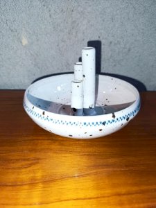 pique fleur en gres moucheté signé sous la base en bon etat