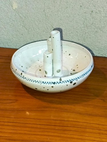 pique fleur en gres moucheté signé sous la base en bon etat