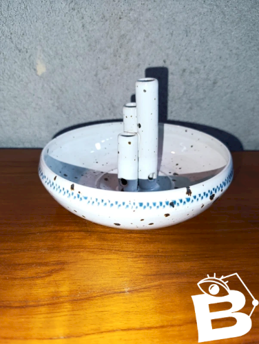 pique fleur en gres moucheté signé sous la base en bon etat