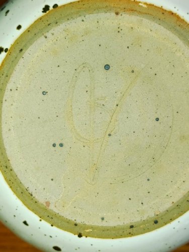 pique fleur en gres moucheté signé sous la base en bon etat