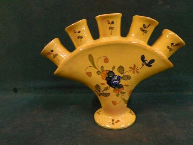 PIQUE FLEURS EN FAIENCE DE VIEUX MONTPELLIER