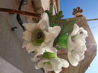 Plafonnier ancien à trois fleurs en verre
