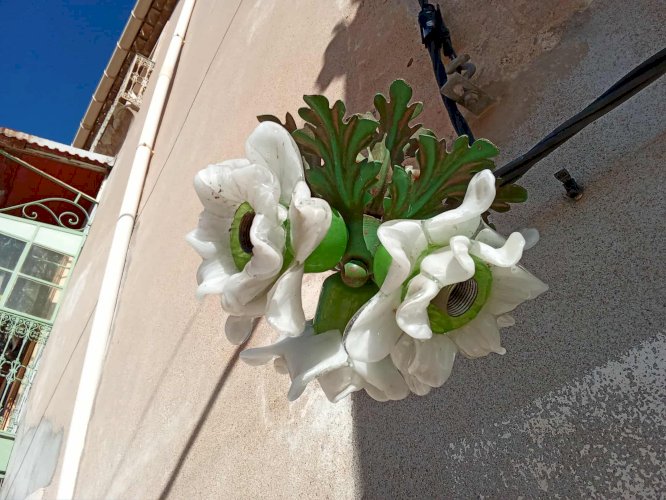 Plafonnier ancien à trois fleurs en verre
