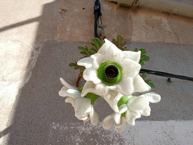 Plafonnier ancien à trois fleurs en verre