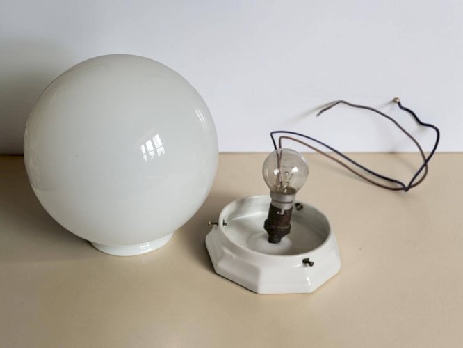 Plafonnier boule en opaline, Art Déco/industriel — années 1930-1950