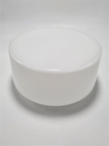 Plafonnier en opaline blanche. Luminaire de forme ronde, en verre blanc, ut