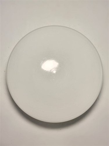 Plafonnier en opaline blanche. Luminaire de forme ronde, en verre blanc, ut