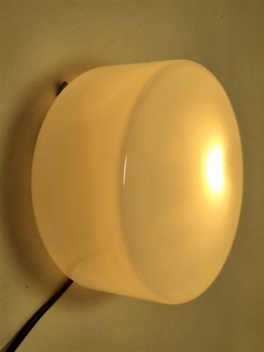 Plafonnier en opaline blanche. Luminaire de forme ronde, en verre blanc, ut