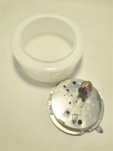 Plafonnier en opaline blanche. Luminaire de forme ronde, en verre blanc, ut