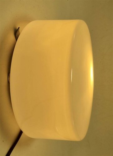 Plafonnier en opaline blanche. Luminaire de forme ronde, en verre blanc, ut