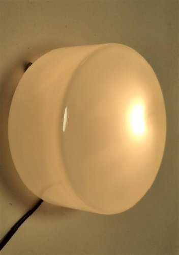 Plafonnier en opaline blanche. Luminaire de forme ronde, en verre blanc, ut