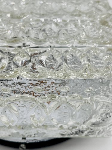Plafonnier en verre avec décor en relief danneau