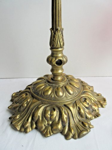 Plafonnier Napoléon III, cache bélière en laiton doré repoussé, pour globe