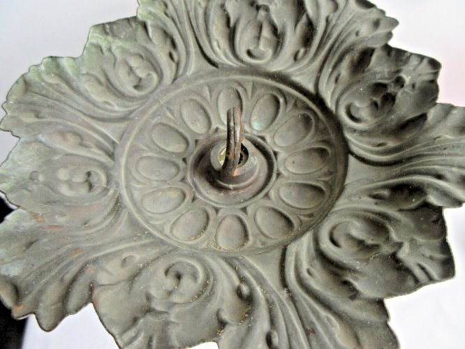 Plafonnier Napoléon III, cache bélière en laiton doré repoussé, pour globe