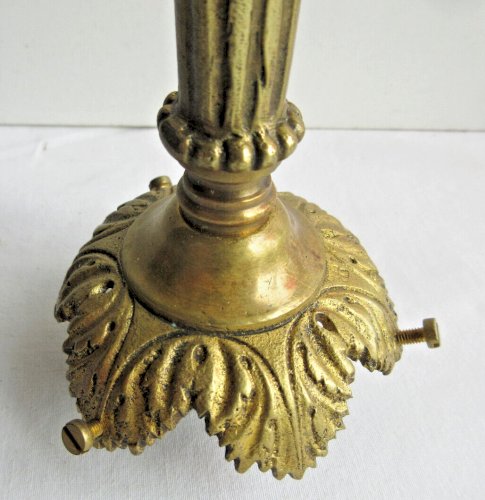 Plafonnier Napoléon III, cache bélière en laiton doré repoussé, pour globe